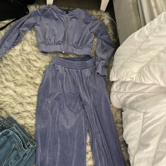 set - Picture 1 of 1